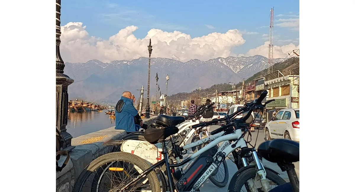 doccdiaries-the-snow-capped-peaks-of-kashmir-and-a-silent-revolution-pedal-forward-slider-pic-4