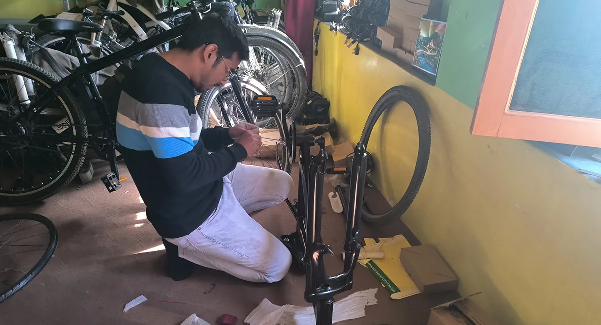 doccdiaries-the-snow-capped-peaks-of-kashmir-and-a-silent-revolution-pedal-forward-slider-pic-6