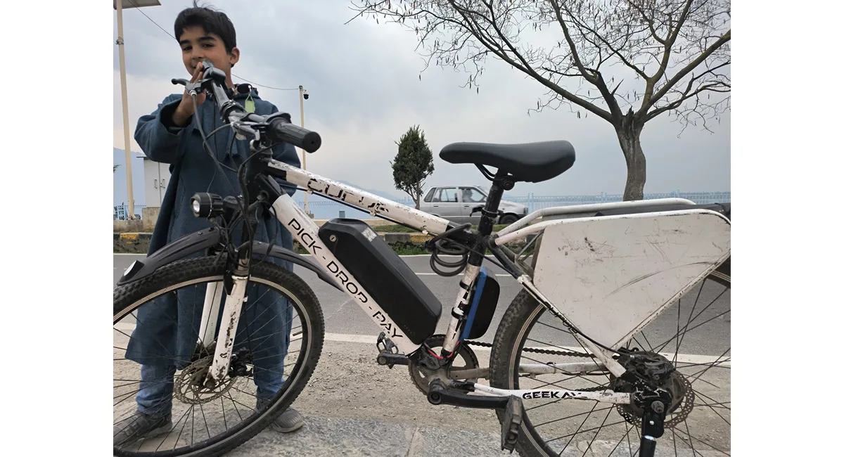 doccdiaries-the-snow-capped-peaks-of-kashmir-and-a-silent-revolution-pedal-forward-slider-pic-7