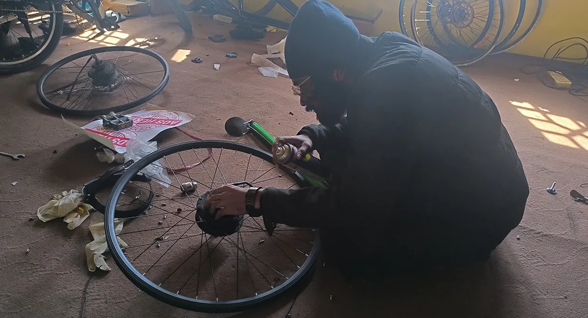 doccdiaries-the-snow-capped-peaks-of-kashmir-and-a-silent-revolution-pedal-forward-slider-pic-8