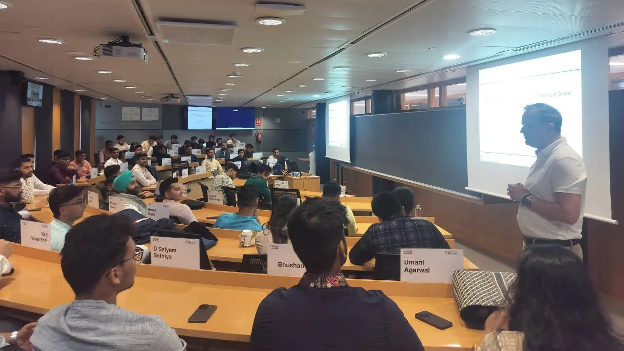 Faculty member conducting a session on entrepreneurial orientation at Esade.