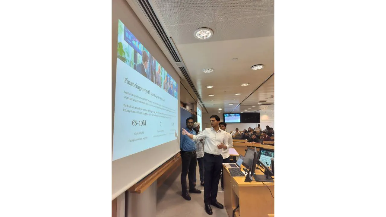 Faculty member conducting a session on entrepreneurial orientation at Esade.