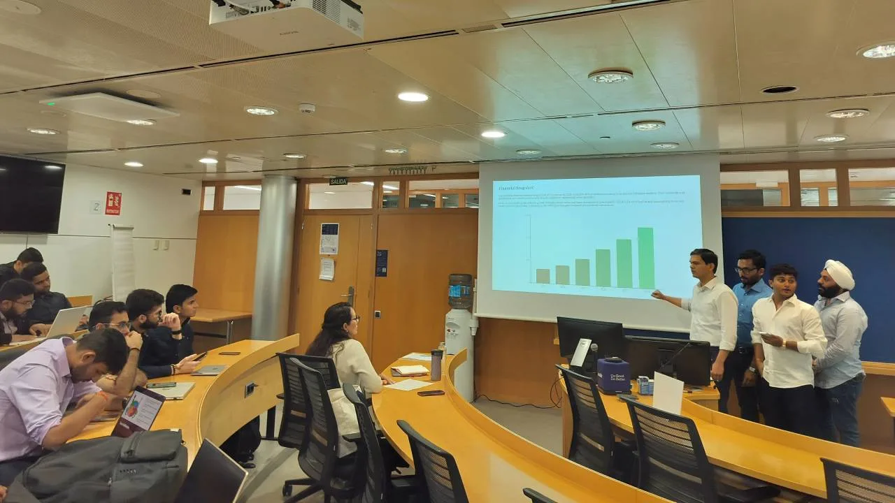 Faculty member conducting a session on entrepreneurial orientation at Esade.