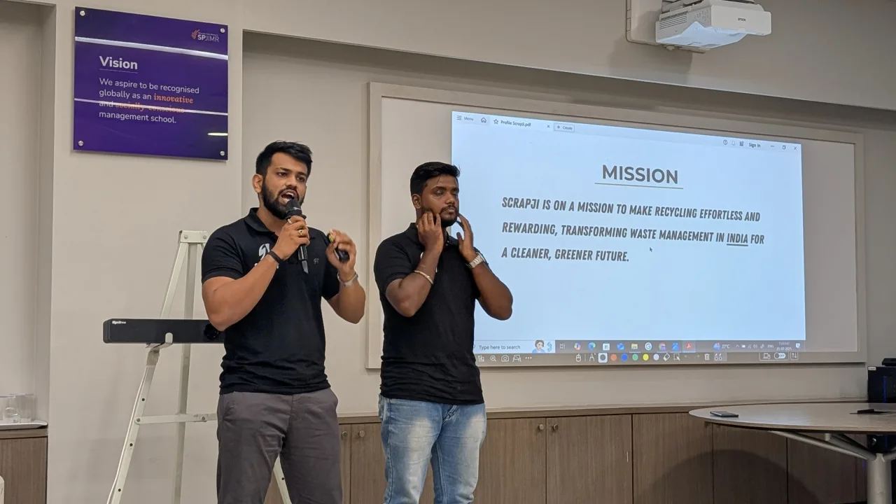 Founder explaining a tech solution focused on the circular economy during the event.