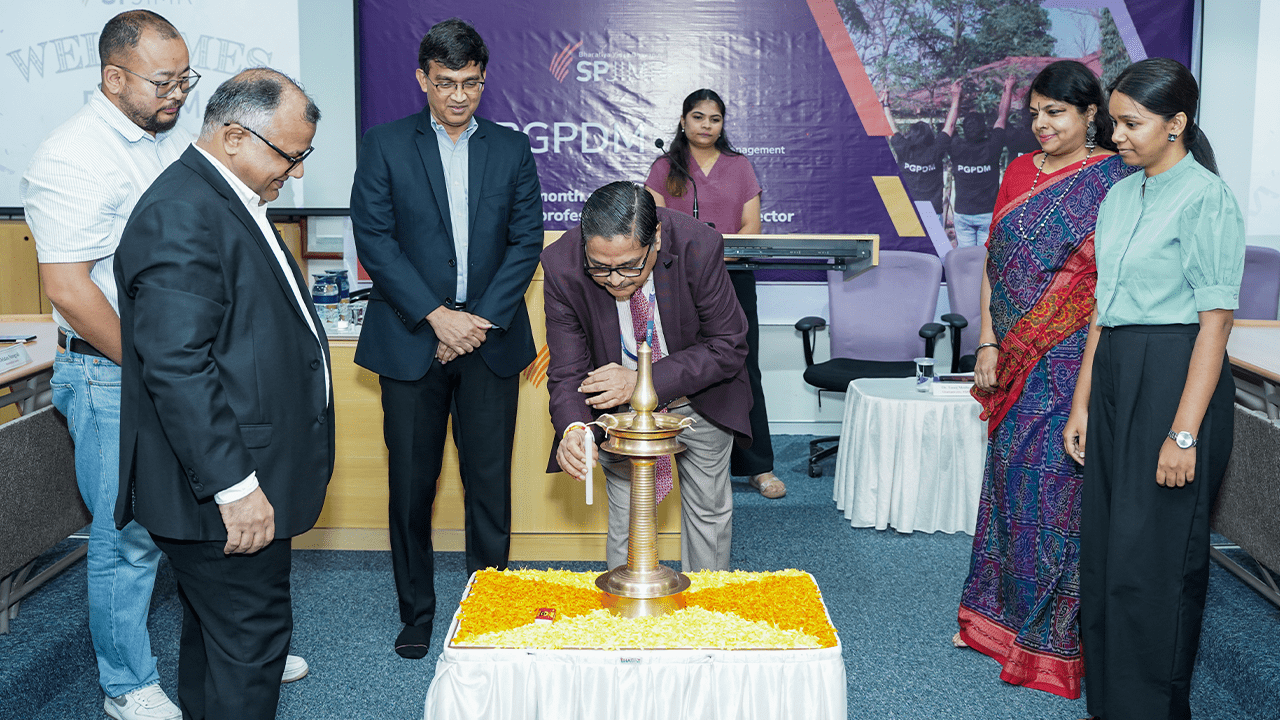 The Event began with the traditional lamp-lighting ceremony.