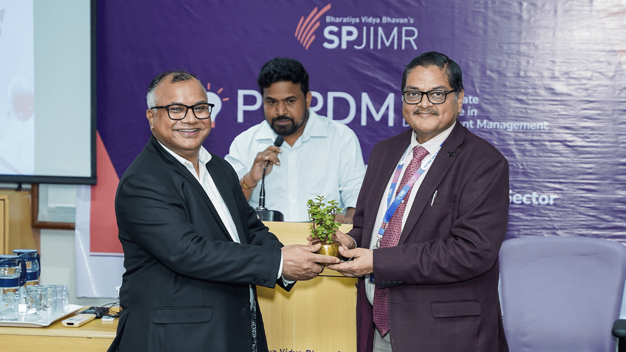 Prof. Meshram welcomes Chief Guest Mr. Sanjay Prakash, Managing Director and CEO of SBI Foundation.