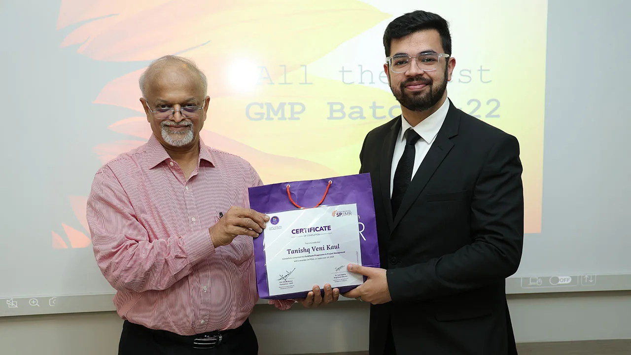 Prof. Milind Kamat, Chairperson – GMP, addressing students at the SPJIMR GMP batch 22 farewell event