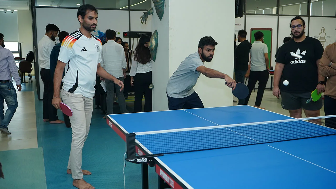 FMB batch 37 participants competing in table tennis during Dhanda Fest at SPJIMR.