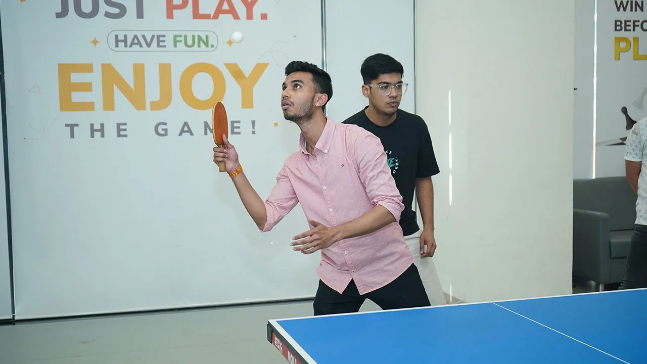 FMB batch 37 participants competing in table tennis during Dhanda Fest at SPJIMR.