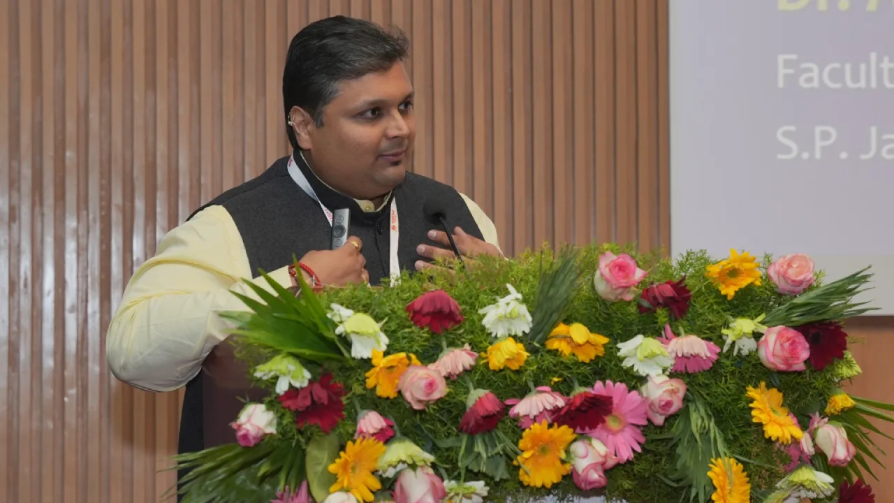 Prof. Ajinkya Navare delivering a session on Karma Yoga and leadership at INDAM 2026.