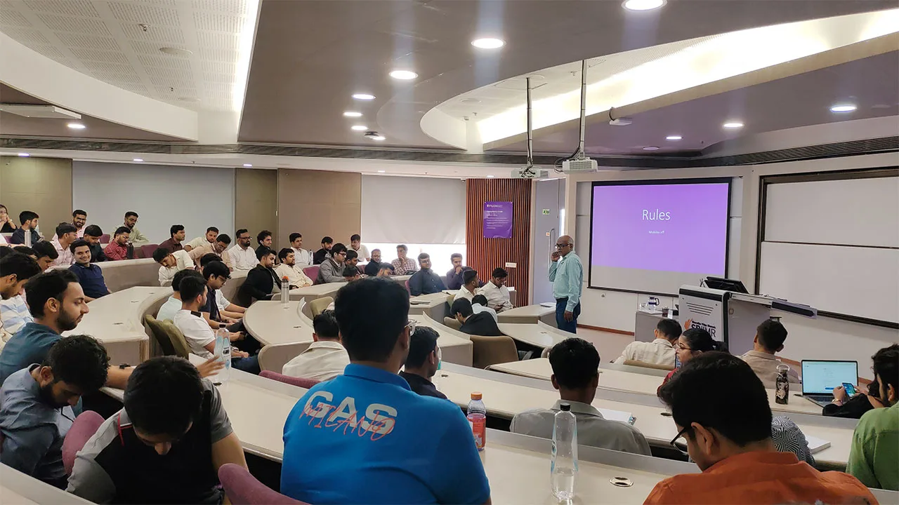 Gunjan Saboo addressing SPJIMR FMB participants during a family dynamics session on communication in family businesses.